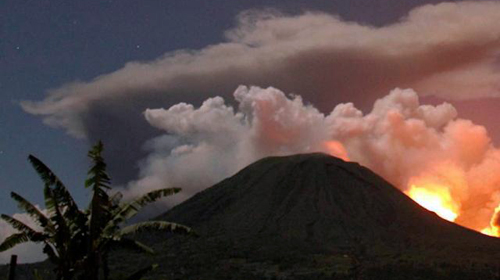 Indonesia: Núi lửa Lokon "thức giấc"