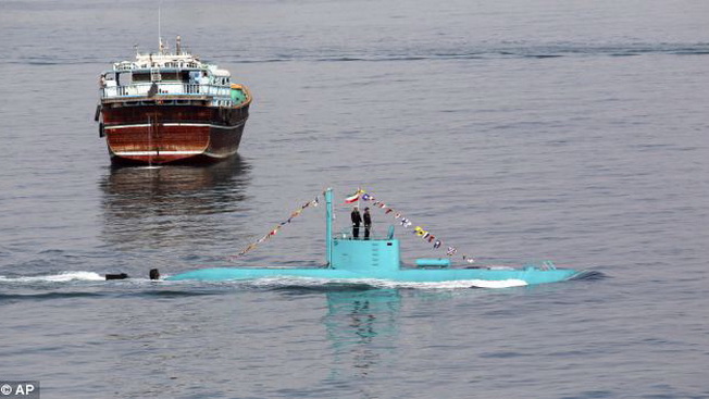 Iran hạ thủy tàu ngầm, tàu chiến nổi bằng phao 