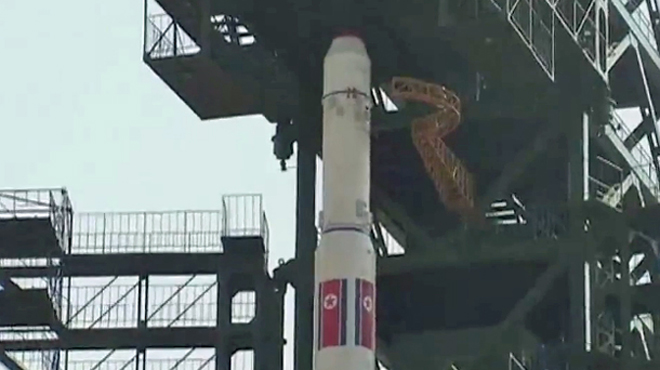 Hàn Quốc trục vớt mảnh vỡ tên lửa Triều Tiên