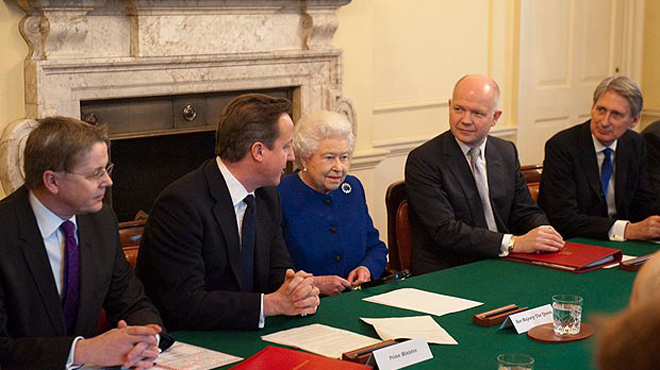 Nữ hoàng Anh lần đầu họp chính phủ sau 300 năm