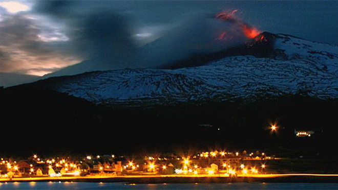 Núi lửa Copahue đe dọa “bùng nổ”, Chile báo động đỏ