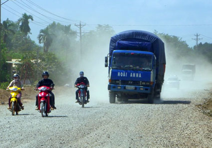 Cử tri ki&ecirc;́n nghị vi&ecirc;̣c QL13 thi c&ocirc;ng ch&acirc;̣m, thủ tục hành chính g&acirc;y phi&ecirc;̀n h&agrave; cho d&acirc;n 