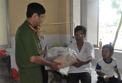 60 phần qu&agrave; tặng bệnh nh&acirc;n ngh&egrave;o tại Bệnh viện Đa khoa tỉnh