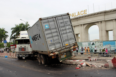 Xe container t&ocirc;ng n&aacute;t dải ph&acirc;n c&aacute;ch đường dẫn cầu Ph&uacute; Mỹ