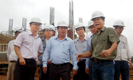Đồng chí Bí thư tỉnh ủy Nguyễn Tấn Hưng thăm công trình xây dựng Nhà máy sản xuất Ethanol