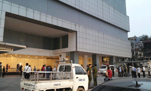 Kinh hoàng hai mẹ con rơi từ tòa nhà cao tầng xuống đất tử vong