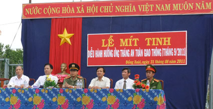 Ra qu&acirc;n hưởng ứng Th&aacute;ng an to&agrave;n giao th&ocirc;ng năm 2011