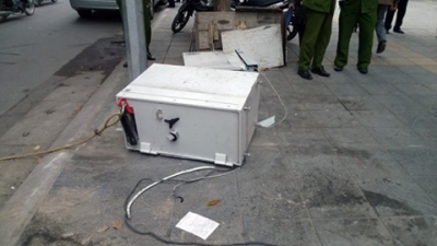 H&agrave; Nội: C&acirc;y ATM bị ph&aacute; tung