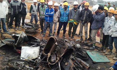 Ẩu đả ở khu nhà máy Sam Sung khiến nhiều người nhập viện, hàng chục xe máy bị đốt cháy