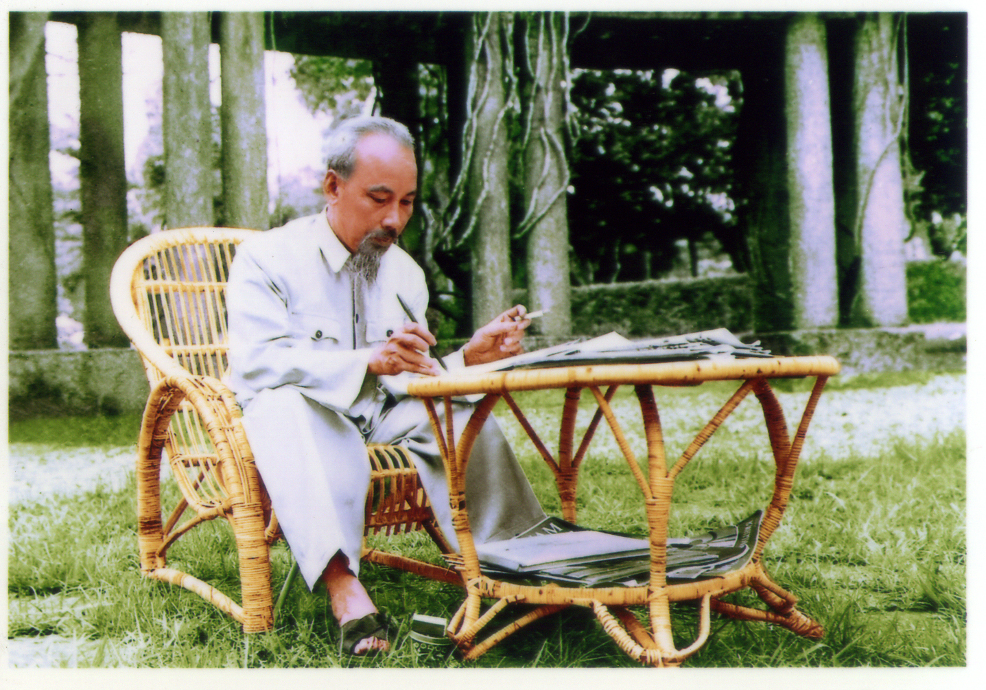 Triển l&atilde;m s&aacute;ch, ảnh về B&aacute;c Hồ