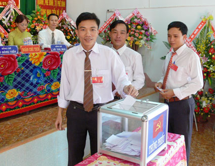 Nghị quyết Trung ương 4: Thực hiện d&acirc;n chủ v&agrave; quy định của Đảng