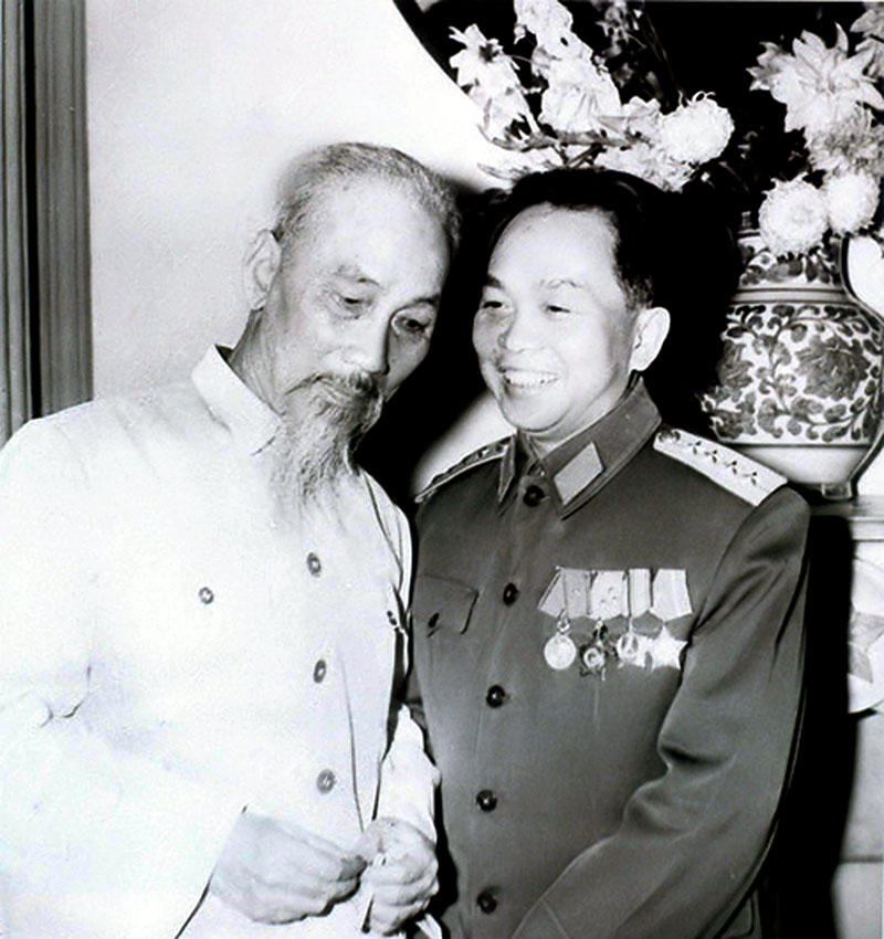 Bài thơ Bác Hồ tặng Đại tướng Võ Nguyên Giáp 60 năm trước (5-1-1954)