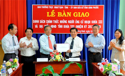 Bàn giao nhà tình nghĩa cho 100 gia đình chính sách