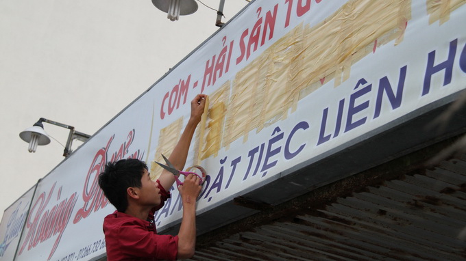 Dân tháo các biển hiệu tiếng Trung Quốc