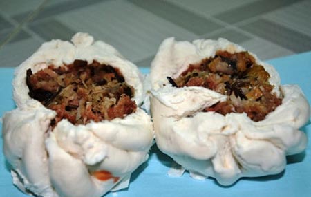 Bánh bao: Vỏ trắng hóa chất, nhân đồ ôi thiu