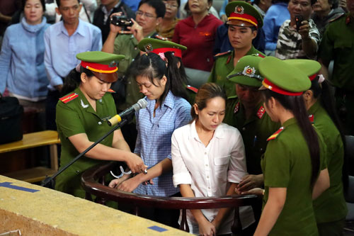 H&agrave;ng ng&agrave;n người theo d&otilde;i xử 2 bảo mẫu h&agrave;nh hạ trẻ em