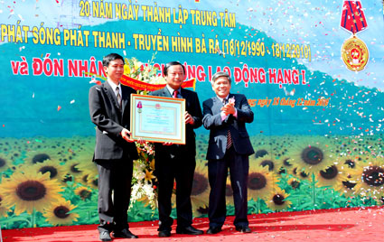 Trung tâm phát sóng phát thanh - truyền hình Bà Rá đón nhận Huân chương Lao động hạng Nhất