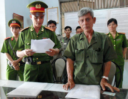 Bắt khẩn cấp một chủ nhiệm hợp t&aacute;c x&atilde; lừa đảo