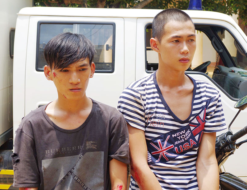 Bắt n&oacute;ng hai t&ecirc;n cướp giật