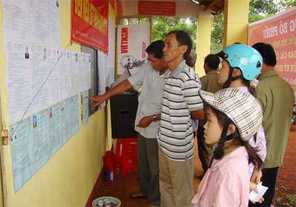 Náo nức không khí bầu cử tại xã anh hùng
