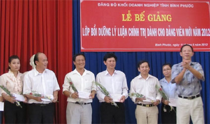 84 đảng vi&ecirc;n kh&ocirc;́i doanh nghi&ecirc;̣p được b&ocirc;̀i dưỡng lý lu&acirc;̣n chính trị 