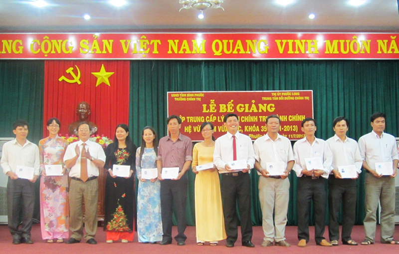 &ETH;ối tượng được c&ocirc;ng nhận tr&igrave;nh độ trung cấp l&yacute; luận ch&iacute;nh trị