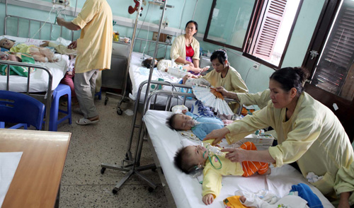 Bệnh viện nhi kêu cứu vì quá tải