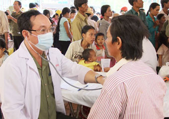 Bệnh viện 30-4 Bộ Công an khám chữa bệnh cho nhân dân ấp Thạch Màn