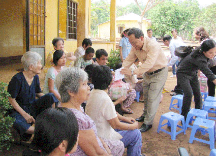 Phó chủ tịch UBND tỉnh Nguyễn Huy Phong thăm và làm việc tại Trung tâm bảo trợ xã hội