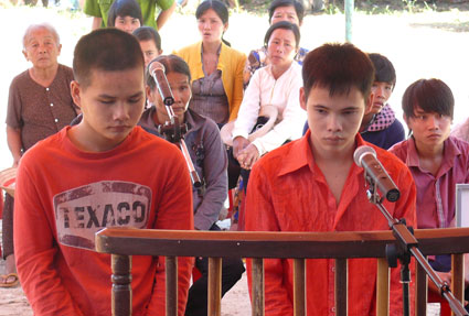 5,5 năm t&ugrave; cho 2 kẻ lừa đảo