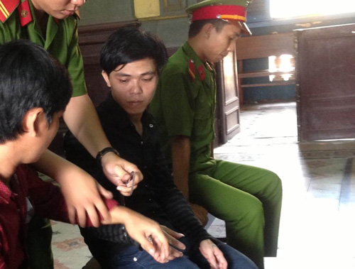 Hiếp d&acirc;m con ri&ecirc;ng của vợ, l&atilde;nh &aacute;n chung th&acirc;n