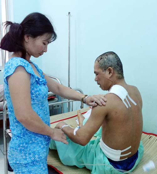 Ch&eacute;m người v&igrave; bị đ&ograve;i tiền