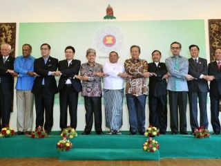 Các ngoại trưởng ASEAN kêu gọi tự kiềm chế ở biển Đông