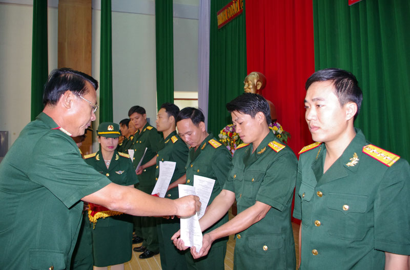 Binh đo&agrave;n 16: 18 c&aacute;n bộ được phong qu&acirc;n h&agrave;m qu&acirc;n nh&acirc;n chuy&ecirc;n nghiệp