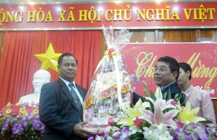 Chủ tịch UBND tỉnh tiếp c&aacute;c đo&agrave;n kh&aacute;ch Campuchia đến ch&uacute;c tết