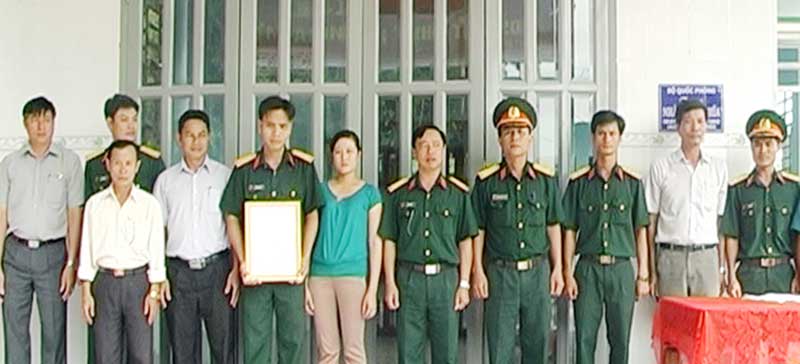 Bộ chỉ huy Quân sự tỉnh tặng nhà tình nghĩa