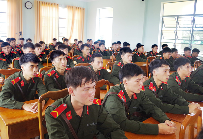Khai giảng kh&oacute;a huấn luyện chiến sĩ mới