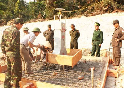 Bộ đội Biên phòng nước bạn Lào giúp dân ven biển Hà Tĩnh chống bão số 10