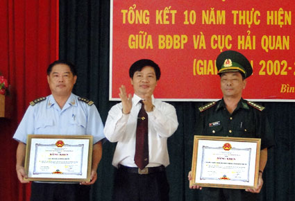 Bộ đội Bi&ecirc;n ph&ograve;ng v&agrave; Cục Hải quan tỉnh: Tổng kết mười năm thực hiện quy chế phối hợp