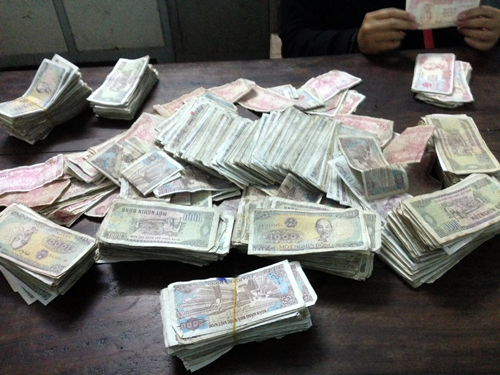 Nữ sinh mang 1.600 tờ tiền lẻ đi bồi thường