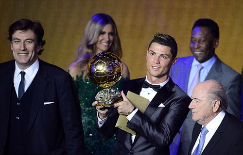 Ronaldo rơi lệ khi nhận Quả bóng vàng