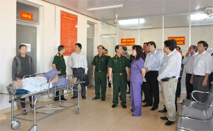 Bộ trưởng y tế Nguyễn Thị Kim Tiến l&agrave;m việc với Binh đo&agrave;n 16 