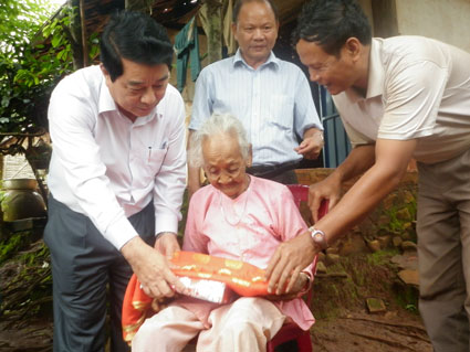 Chủ tịch UBND tỉnh ch&uacute;c thọ người cao tuổi ở TX B&igrave;nh Long