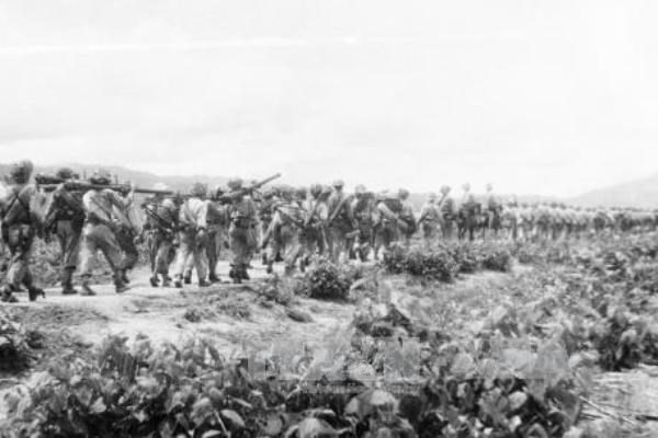 &ldquo;Đ&oacute;a hoa&rdquo; d&acirc;ng tượng đ&agrave;i chiến thắng Điện Bi&ecirc;n Phủ