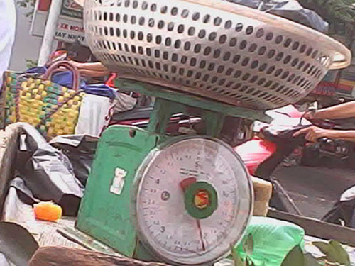 ‘Độ’ cân móc túi người mua - Kỳ 2: Tràn lan cân gian