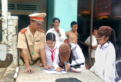 Cần xử l&yacute; nghi&ecirc;mngười đi bộ vi phạm luật giao th&ocirc;ng