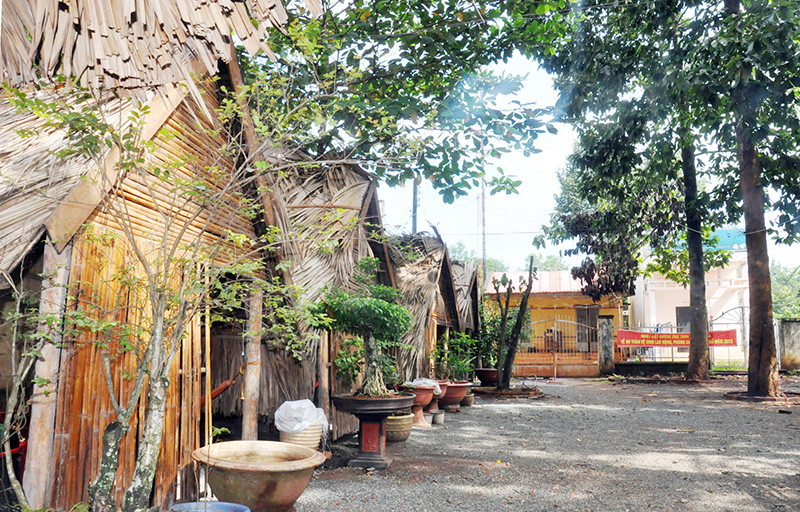 Cà phê chòi “bao vây” bưu điện văn hóa xã