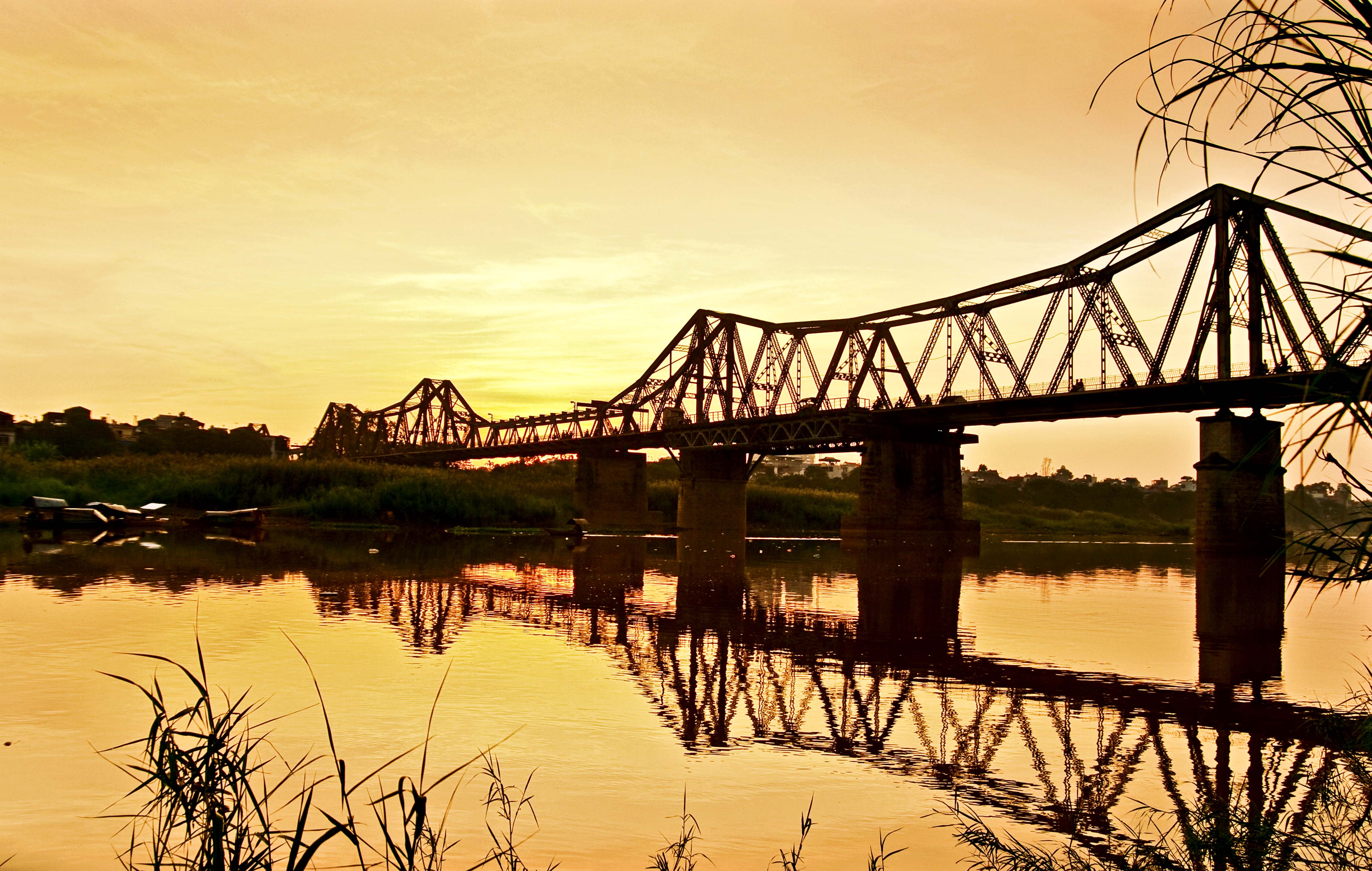 Vẻ đẹp cầu Long Biên - cây cầu thế kỷ