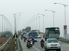 Cảnh sát cứu một phụ nữ định tự tử trên cầu Thanh Trì