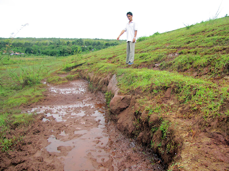 Chân bờ đập hồ Xa Cát đang sạt lở